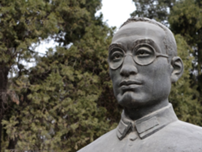 赵博生雕像