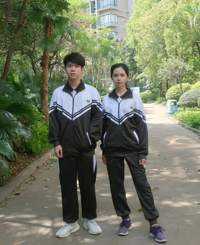 都是穿校服,学生的"家境"却能一眼看出,老师道出其中缘由