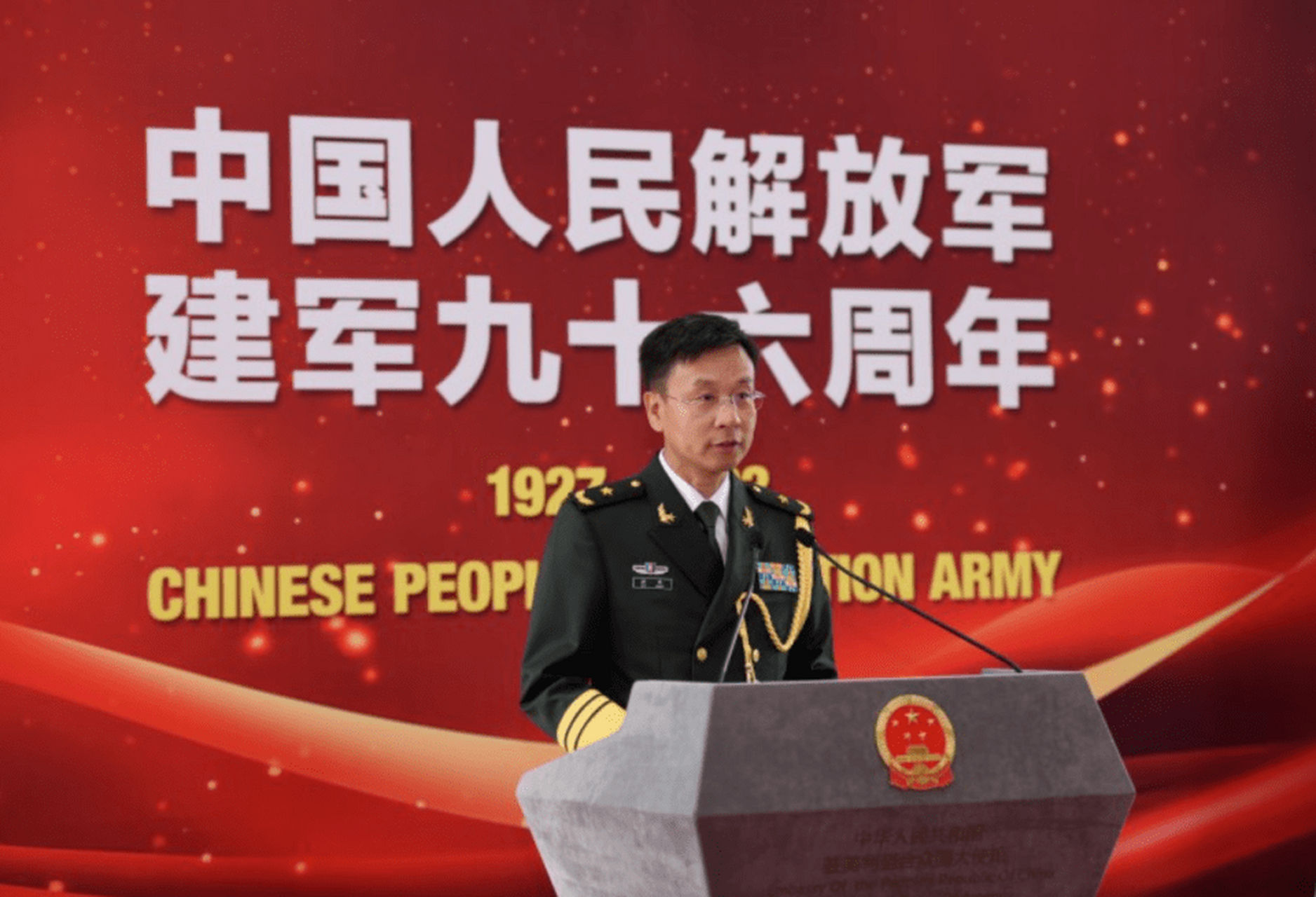 近日,中国驻美大使馆国防武官刘展少将刚刚严正重申,大陆绝不放弃武力