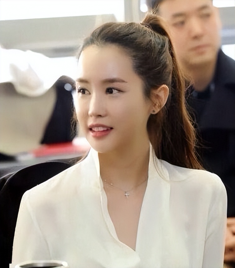 十年时间,从普通人到网红脸,"变脸女王"李多海整容史多奇葩?