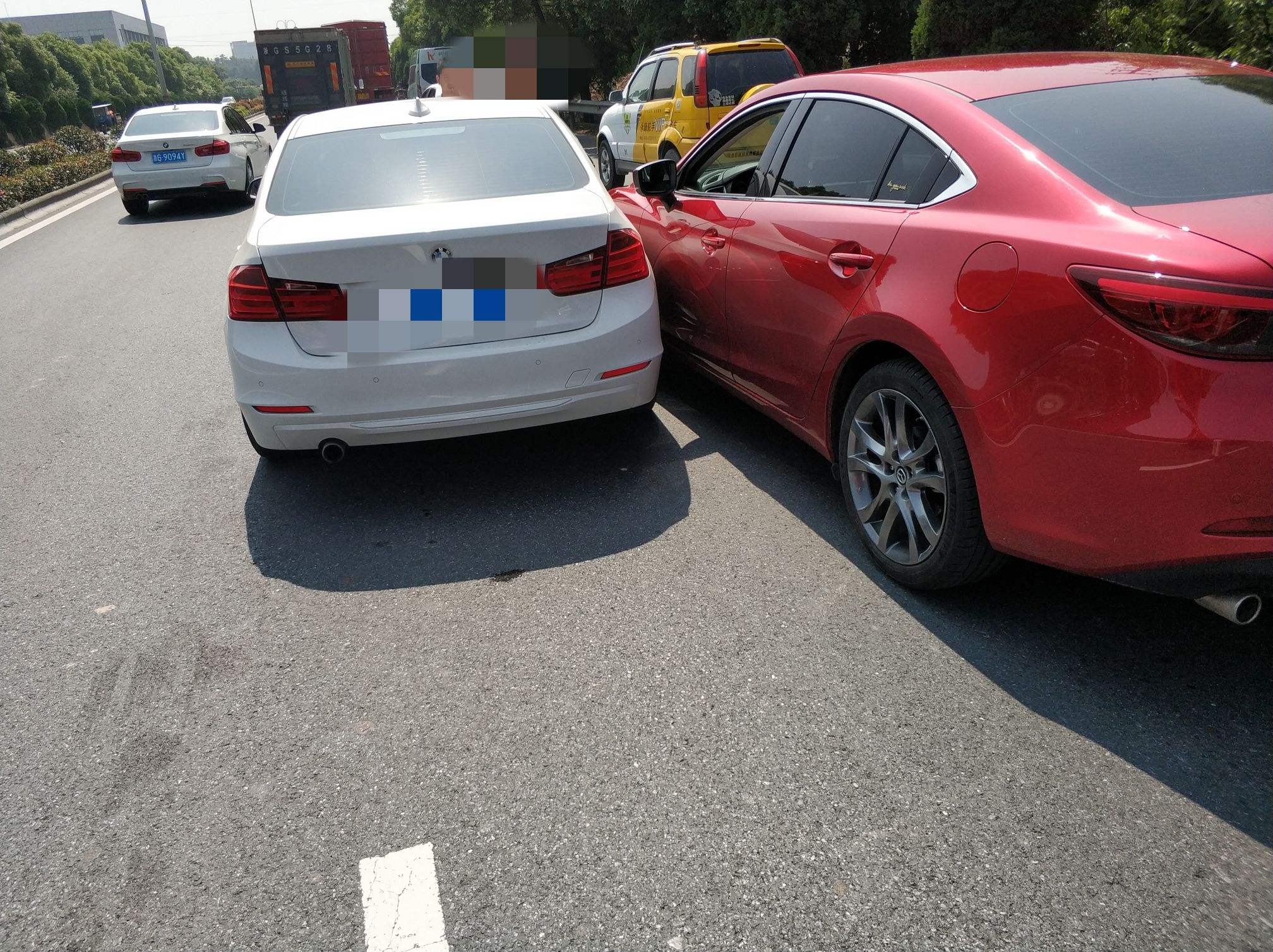 朋友新车刮了很难受,我的车撞得比他更惨,但还是我来承担维修费