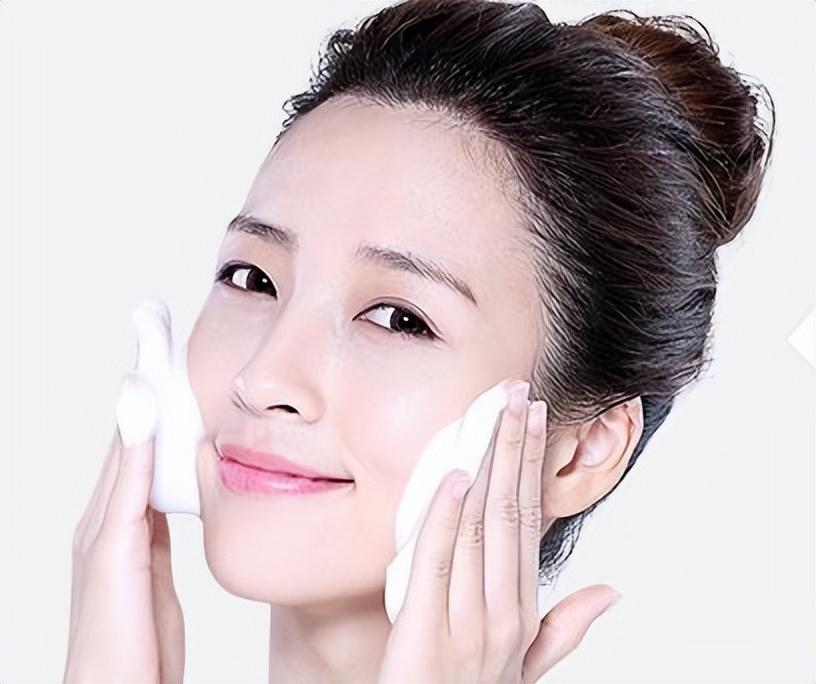 看"宋轶"涂防晒霜做法,才发现自己一直涂错了,现在学习还不晚