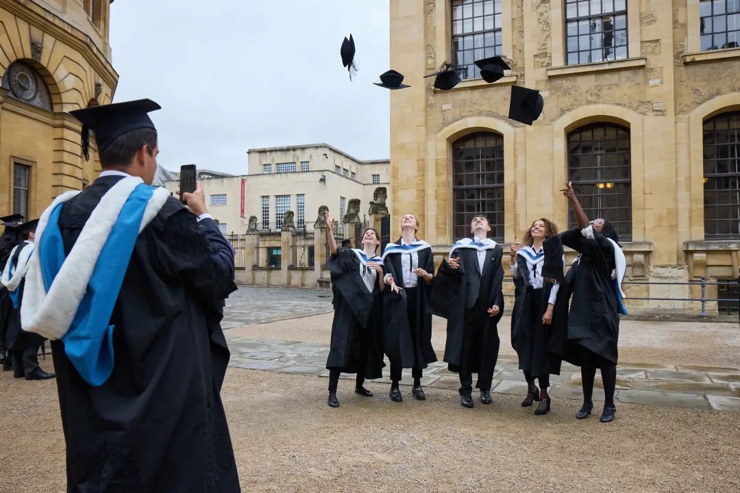 牛津大学医学院毕业典礼举行,只为说声谢谢并互相道别