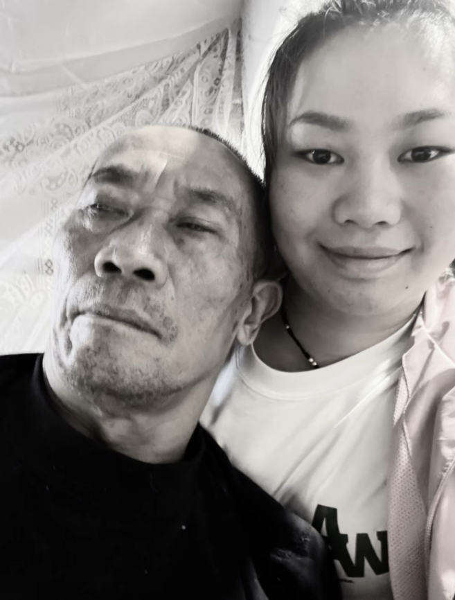 千万网红洪霞爷爷去世,边哭边录视频引热议,还公开爷爷去世画面