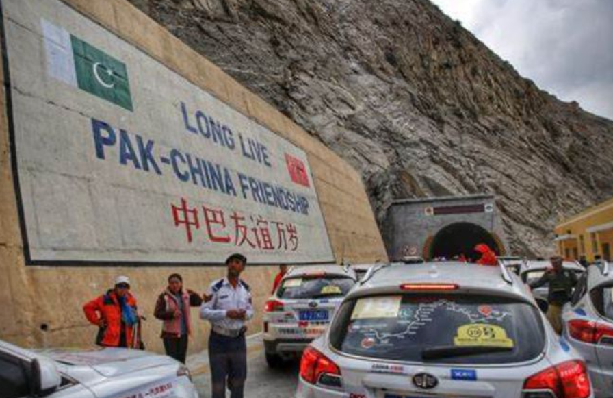中巴友谊万岁?巴铁面临双重危机,无奈之下倒向美国