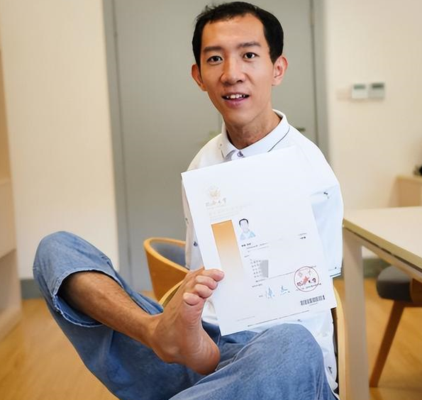 "无臂少年"彭超,6岁失去双臂,用双脚高考,考了多少分?