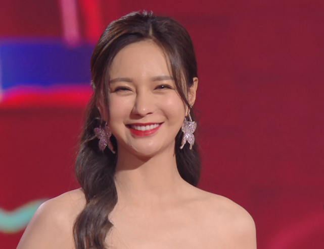 芒果晚会11位主持人上阵,5位女主持事故频出,还不如谢娜搞笑