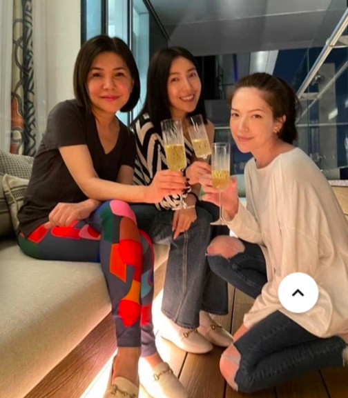 55岁张清芳近况曝光,现身旗下商铺做头发,专职司机送其回豪宅