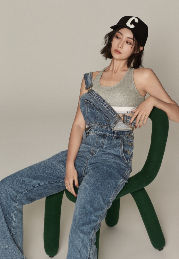 "猫性美女"张雅卓,穿牛仔裤要掉不掉,凹出漫画腰让女生嫉妒