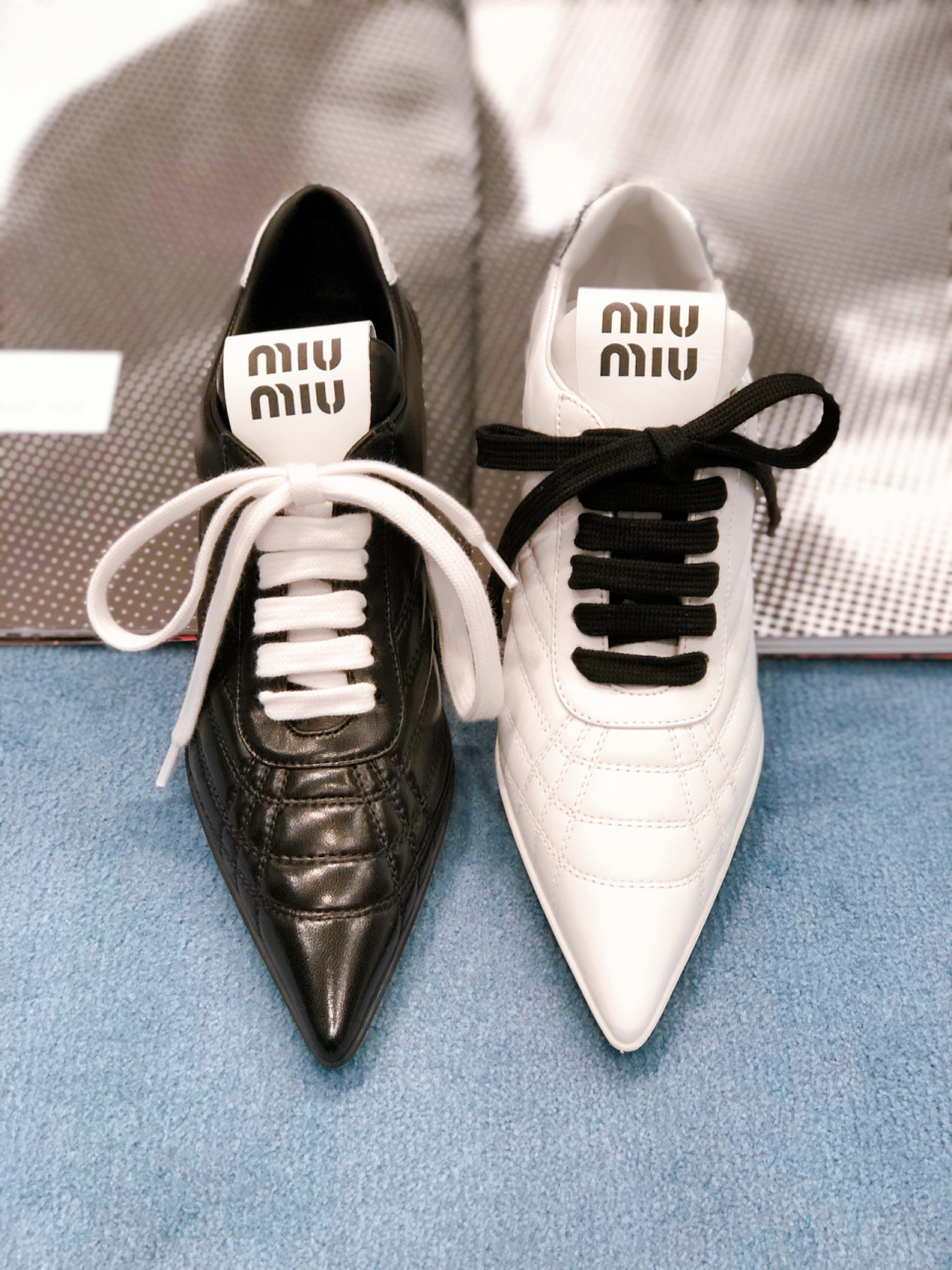 miumiu运动高跟鞋来袭,颜色黑白可选. #时髦精必备的运动高跟鞋