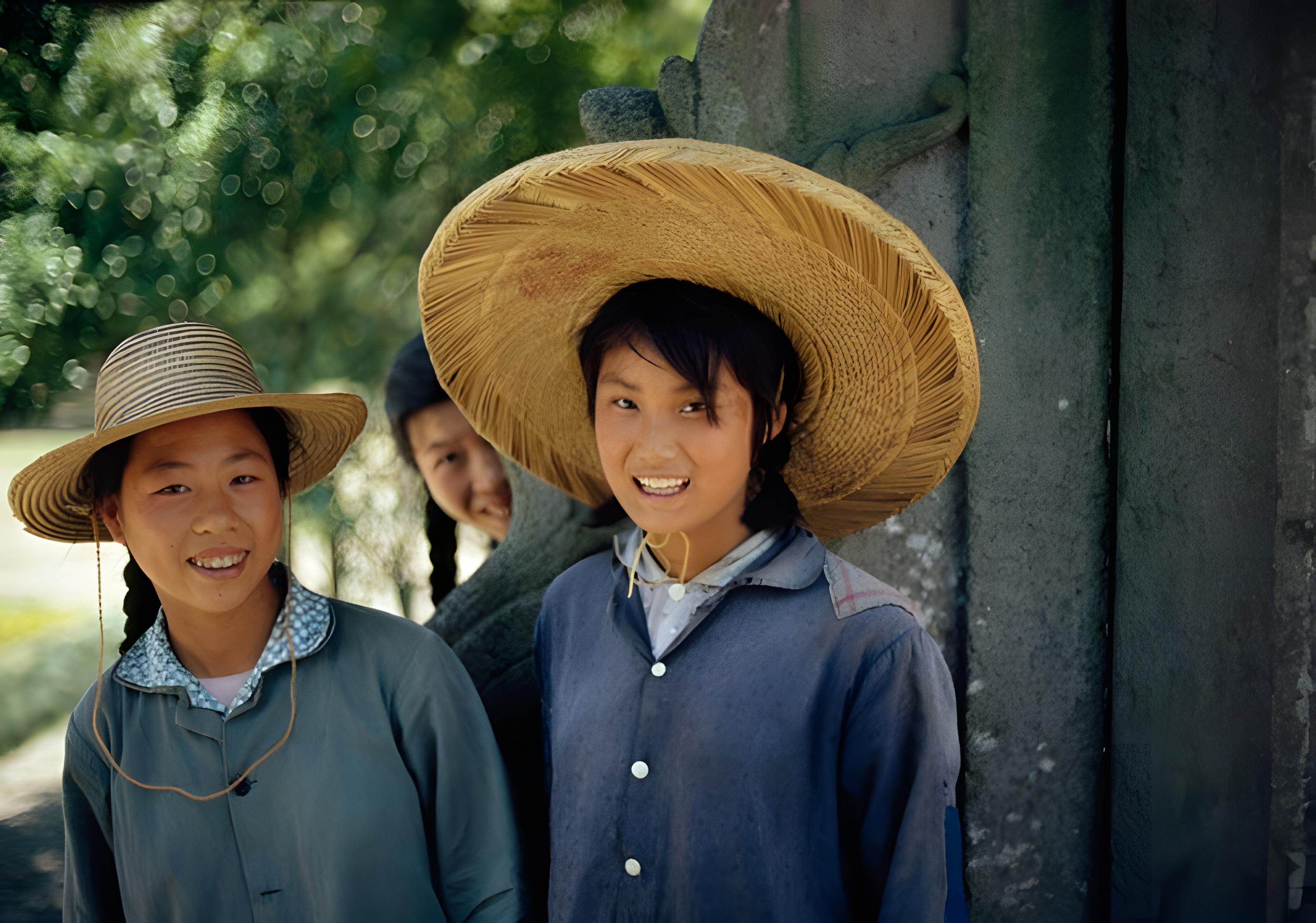 海内存知己,15张70年代彩色老照片,那时候的女孩子真是清秀的美