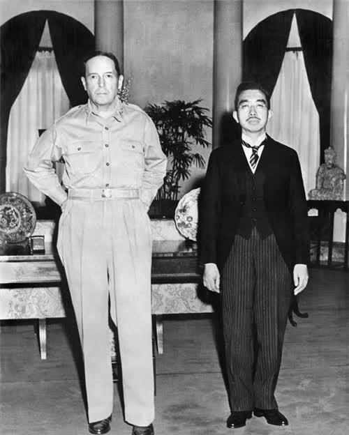 日本投降后,美国将军问天皇为何不切腹,天皇用4个字回答?