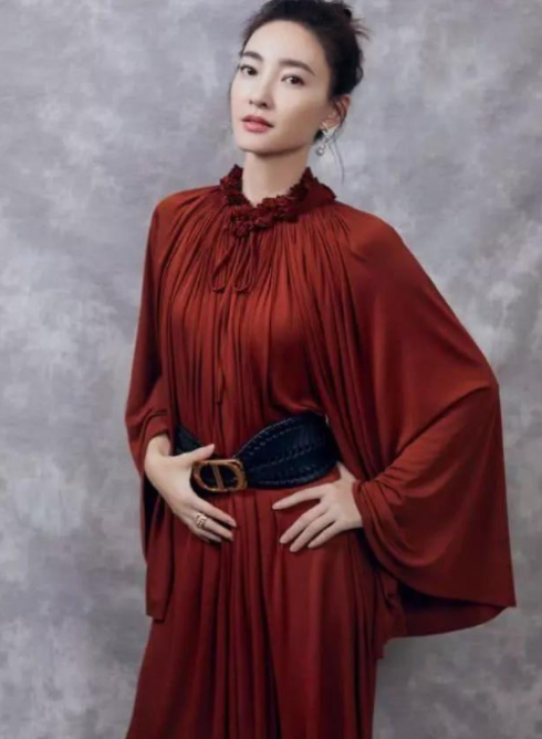 参观王丽坤现实的豪宅,全屋设计是欧式风格的,装修简约又时尚