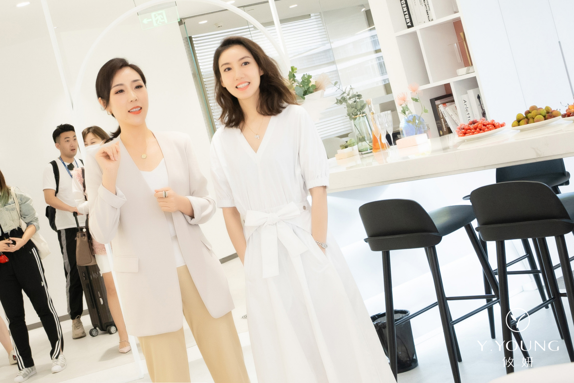 攸妍黑泉水系列代言人高露正式官宣,明星带货到底有多疯狂?