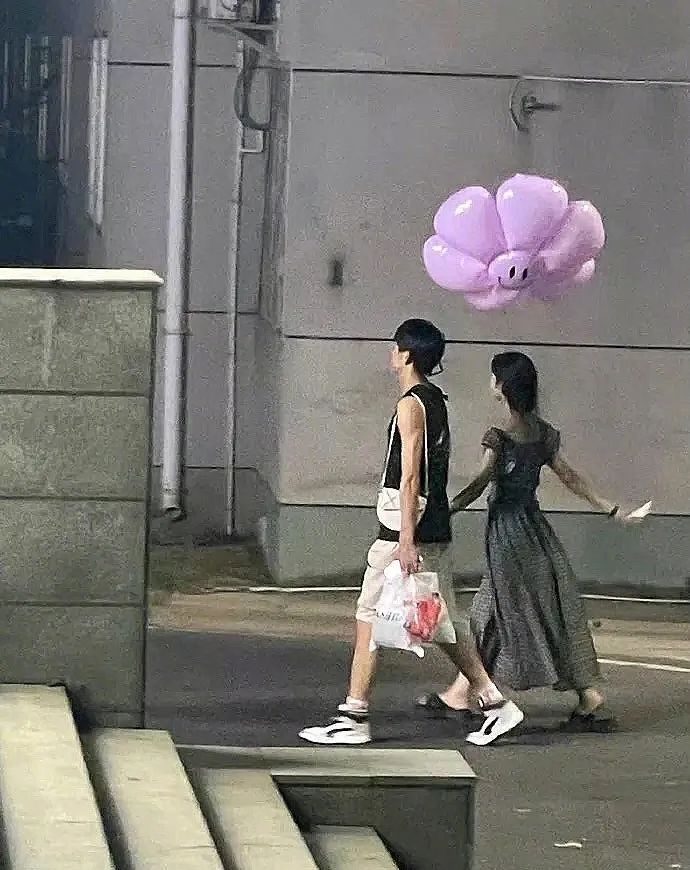 被全网骂惨的上海"郁金香事件",戳穿了当下社会最荒诞的一幕