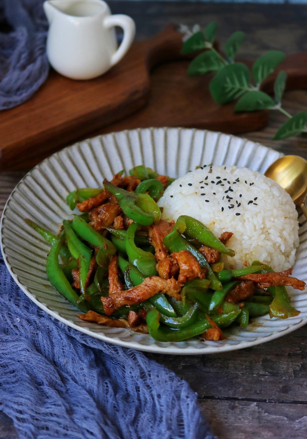 青椒炒肉盖码饭图片