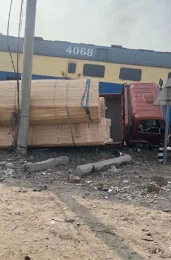 河北沧州货车与火车相撞事故,现场流出,原因曝光,一细节可怕