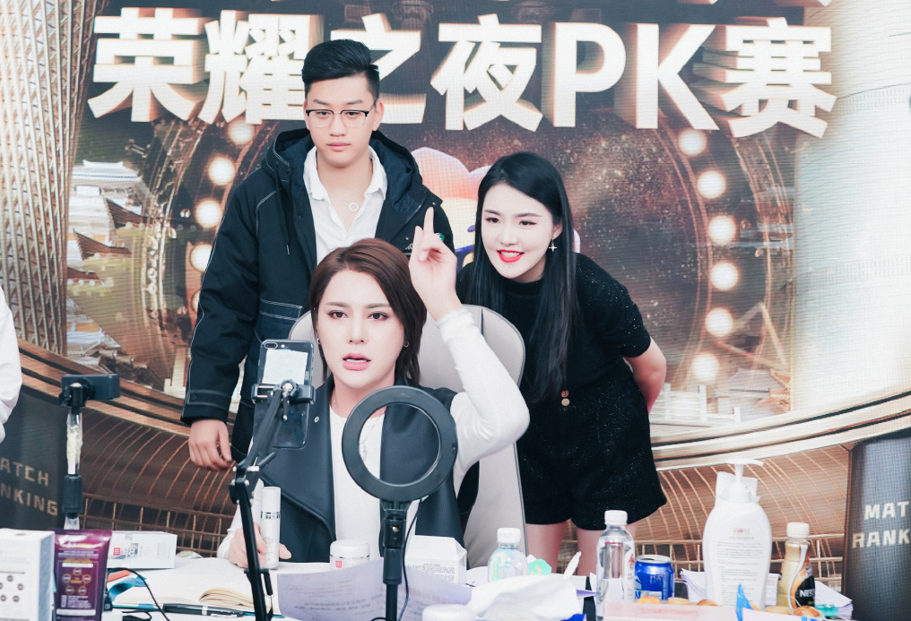 辛巴透露自己公司有220名星探,在全网招收主播,面试就给1万元