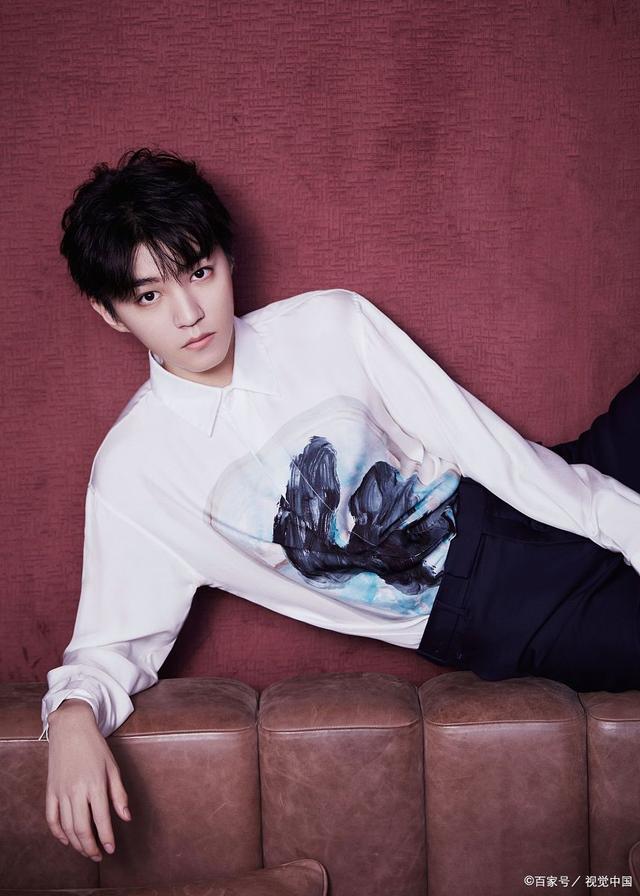 王俊凯养嫂子事件被扒实锤?与杨柳穿情侣鞋,人前避嫌人后黏一起