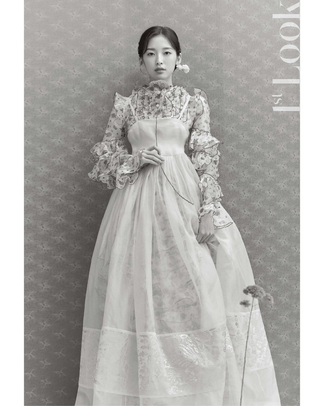 Oh My Girl的Arin崔乂园为《1st Look》杂志十周年拍摄的写真！展示韩服优雅