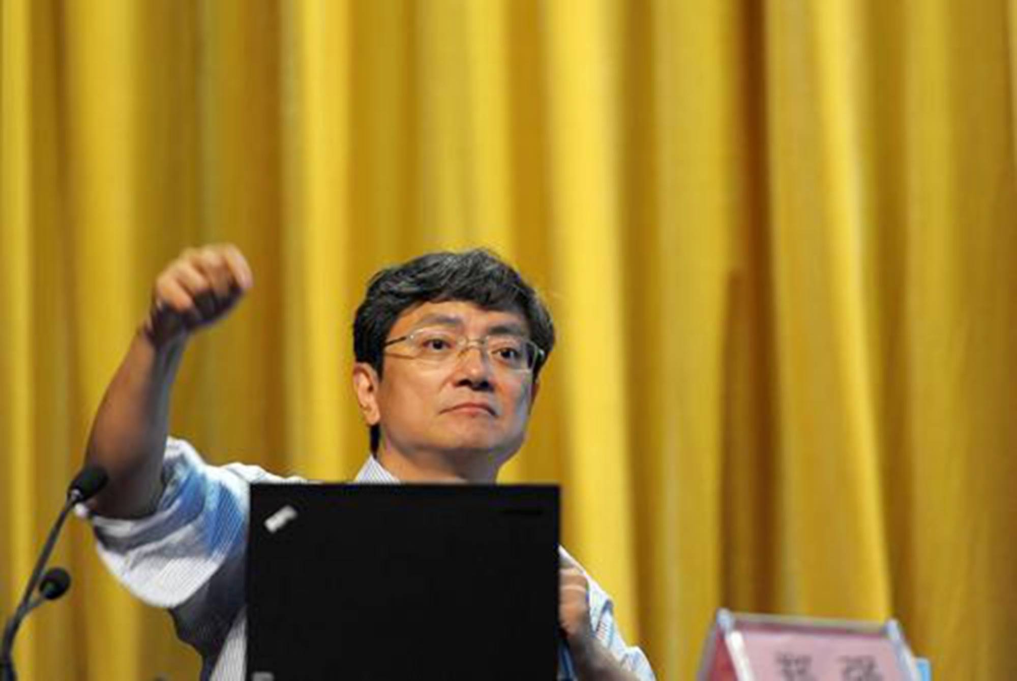 "网红教授"郑强坦言,儿子没出息曾被学校开除,事实令人吃惊
