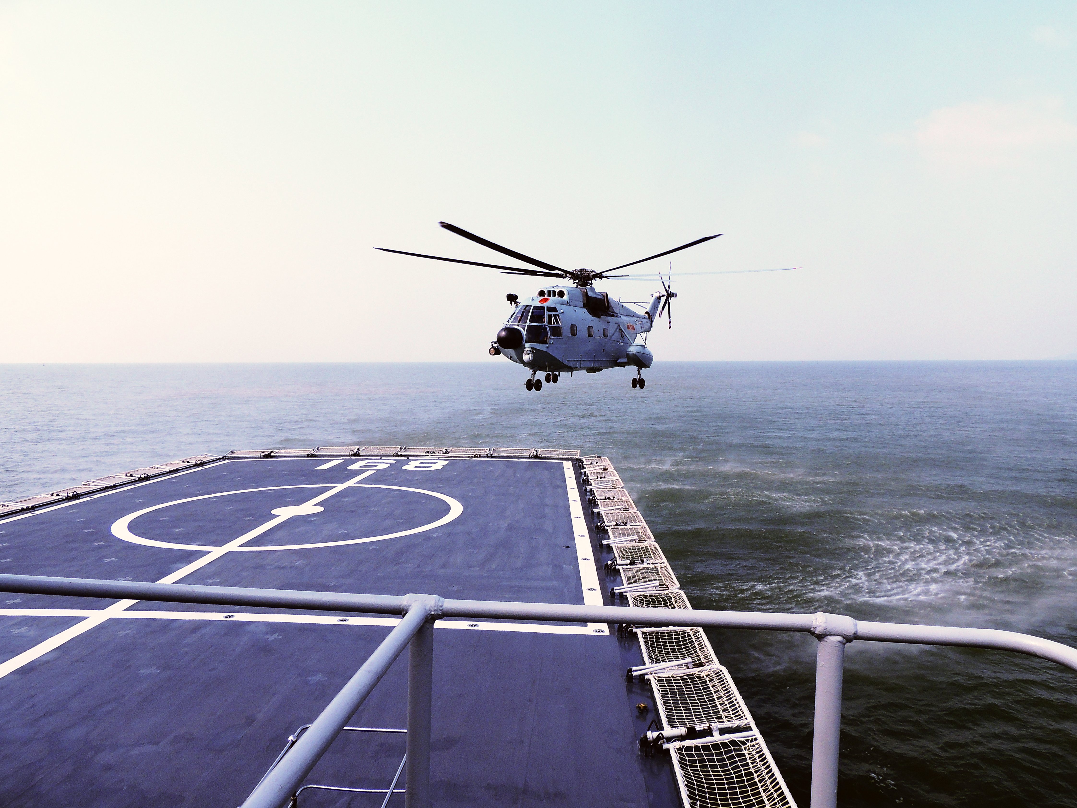 一份勇敢者的事业——海军毕昇舰投身新武器装备试验记事