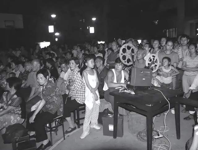 80年代老照片:一起看露天电影,生活简单又快乐