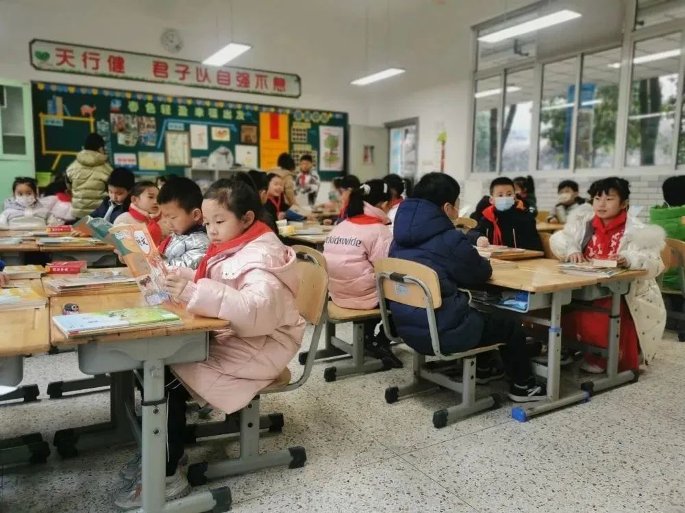 南京市金陵中学实验小学:新春报到领新书,春色轻盈再出发!