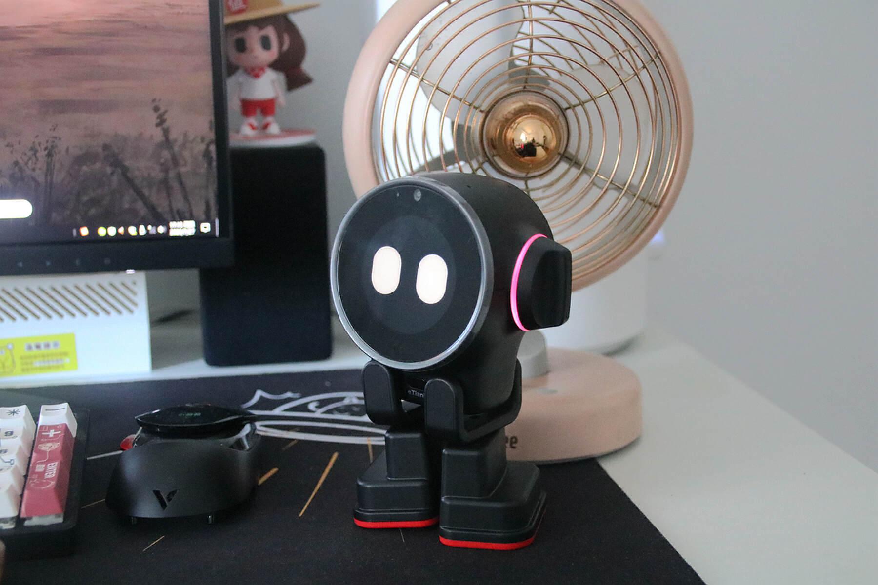 不止是电子宠物,乐天派桌面机器人外观体验