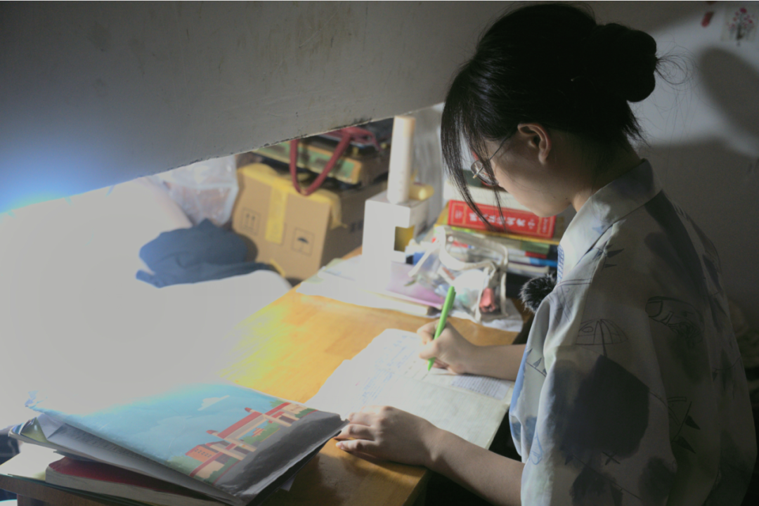 在菜摊写作业的资阳女孩被川大华西口腔录取