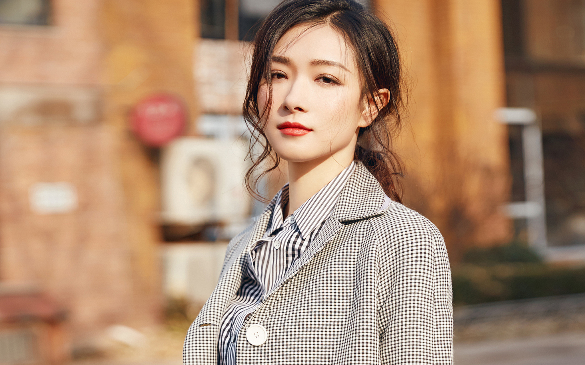 万茜在社交平台上晒出一张扎马尾的照片,引发网友猜测其是否怀孕,但