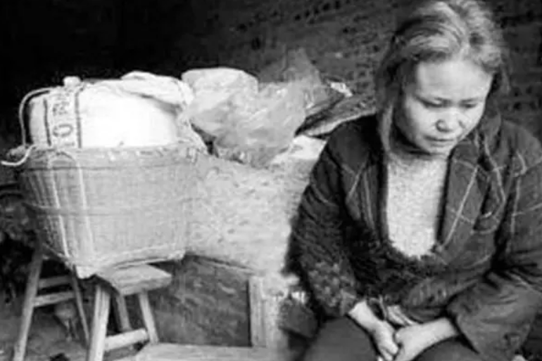 2004年女魔头被捕,曾6年拐卖85人,逃亡时被卖到山西,受虐12年