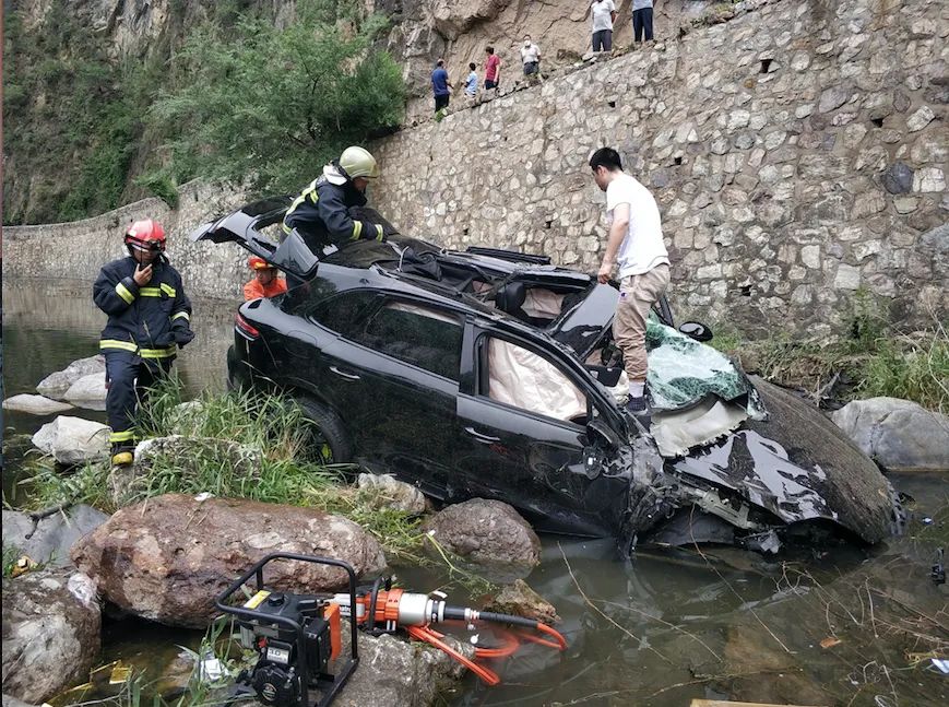 推荐北京怀柔一保时捷冲下五六米高河沟，有人被困！消防紧急救援