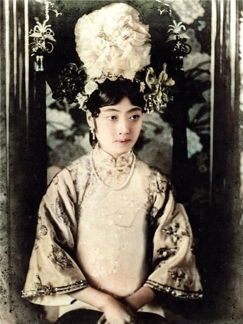 婉容真实老照片:颜值堪比女星,私生女被扔进火炉,图5是时髦照