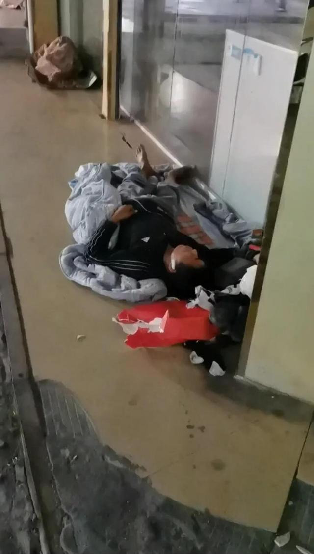 实拍!深圳"多人露宿街边"后续:素食店老板给每人送上一个盒饭