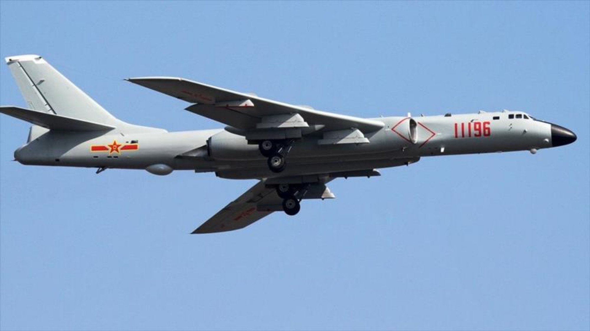 轰6k,歼16现身喀什机场,距离拉达克800公里?美媒:中国要玩真