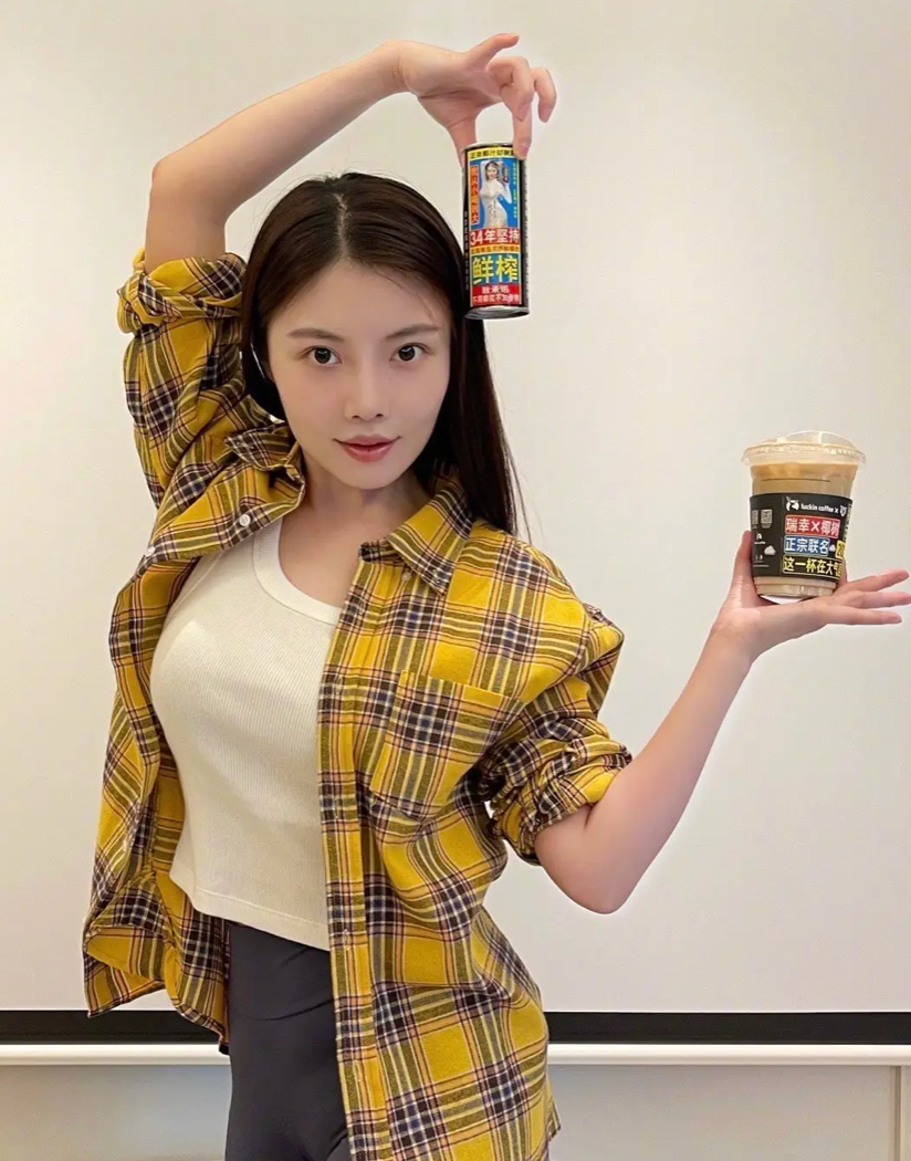 大嫂徐冬冬晒性感泳装照妆容精致曲线完美波浪卷发好风情