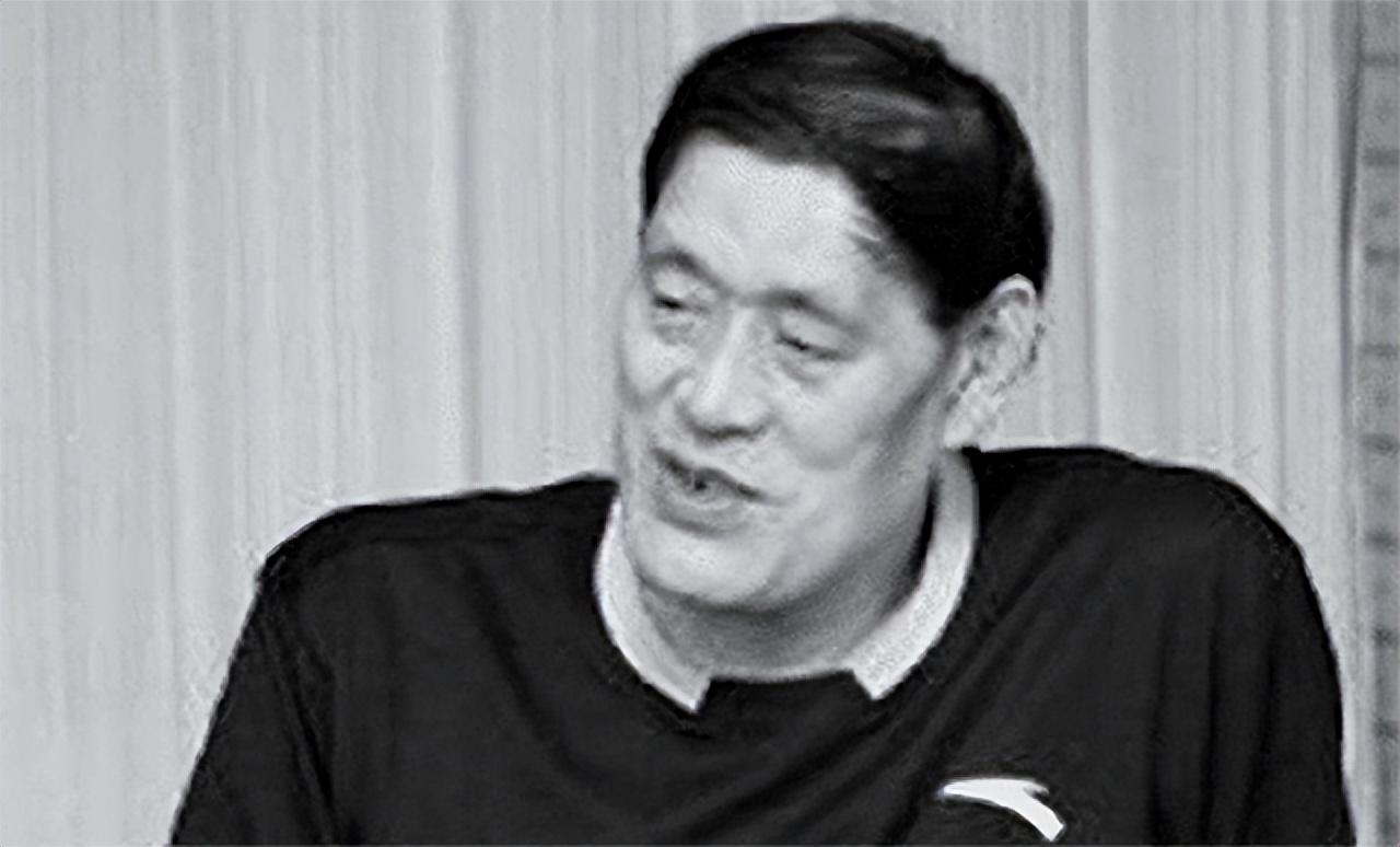 回顾:巨人穆铁柱身高2.28米,一场篮球赛得80分,为何英年早逝?