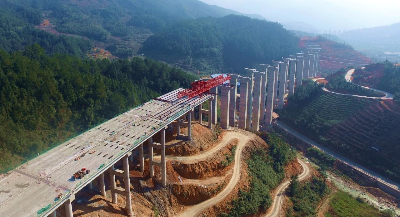 我国西部修建一条长204.507公里的高速公路,采用双向四车道