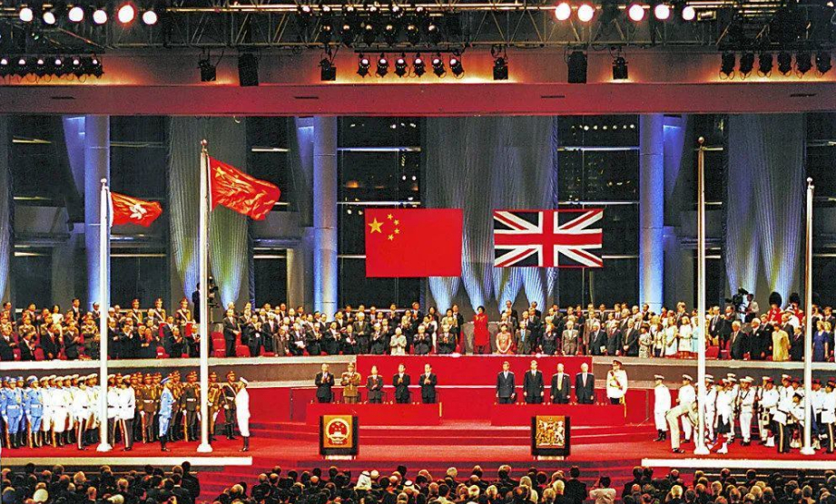 1949年我军暂缓解放香港,周总理一连提出3个条件,英国果断同意