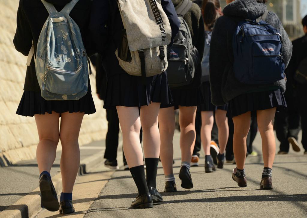日本学生冬天也穿"短裙"?真的不怕冷吗?真实的现象是这样的