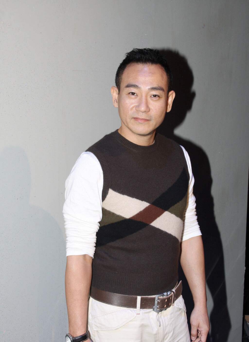 港星林保怡近况曝光!近60岁堪称冻龄,被网民偶遇现身街头拍戏