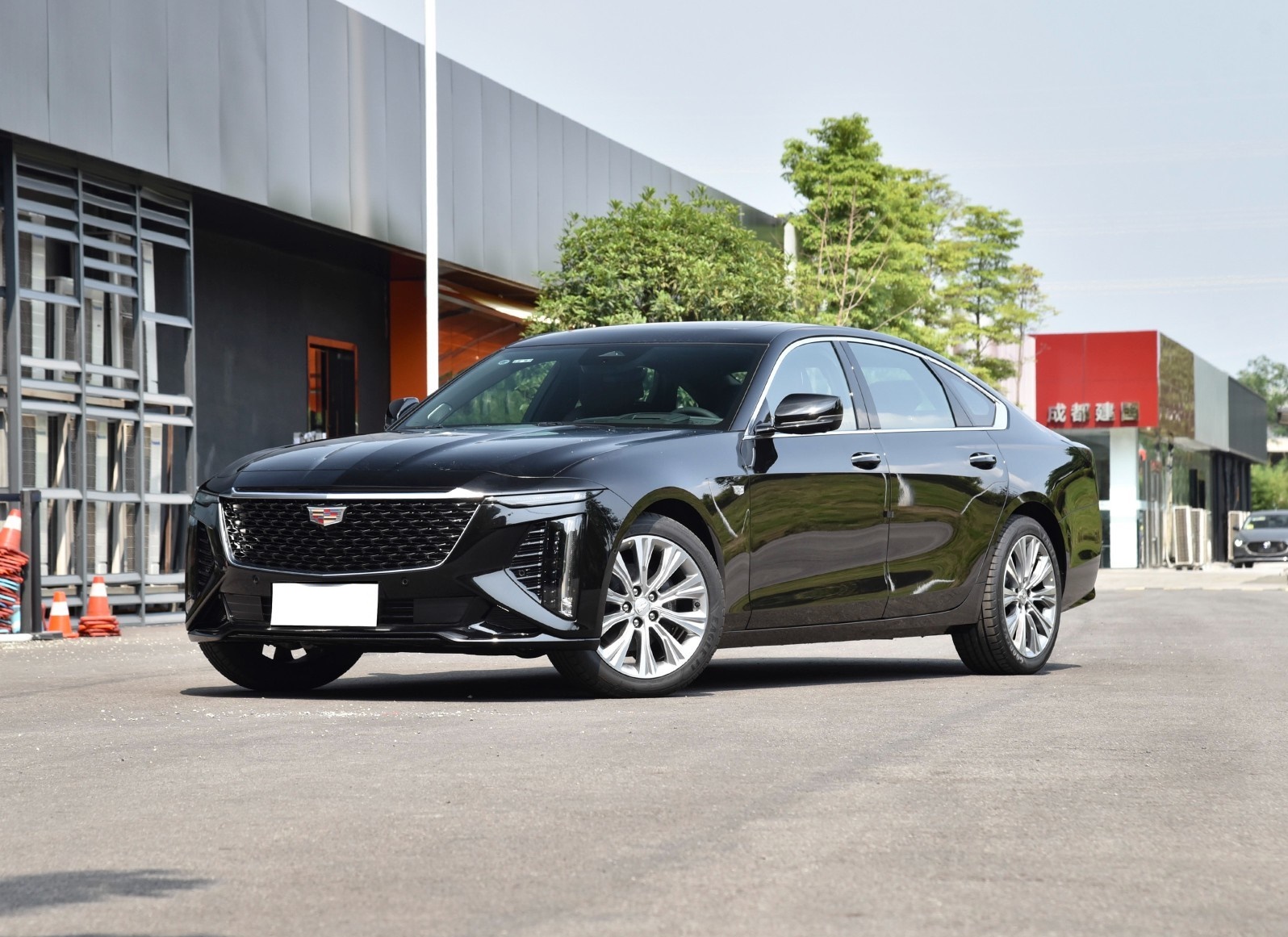 全新豪华中大型轿车到店!三十多万档次比肩奔驰s级,配置真豪华