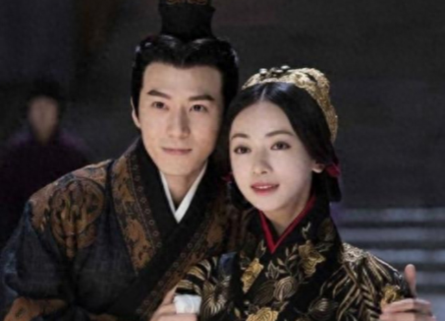 他生于公元前260年,父亲是秦王政的儿子嬴异人,母亲是赵国公主赵姬.