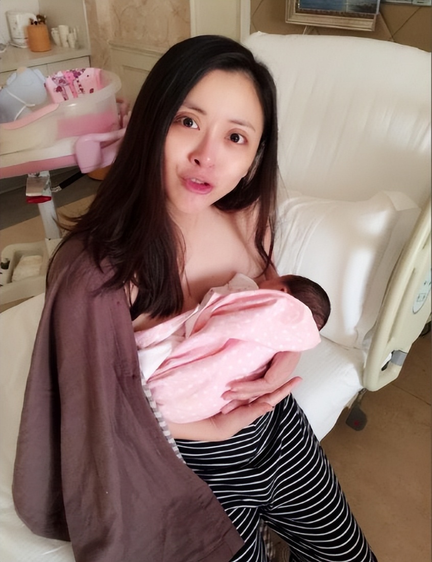 赵小侨产子后哺乳照片曝光胸口妊娠纹明显脸部浮肿鼻头显大