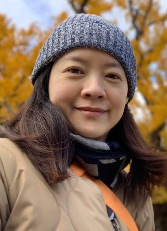 曾宝仪虎背熊腰搭地铁,没星味穿搭像大妈,十足"中年妇女"形象