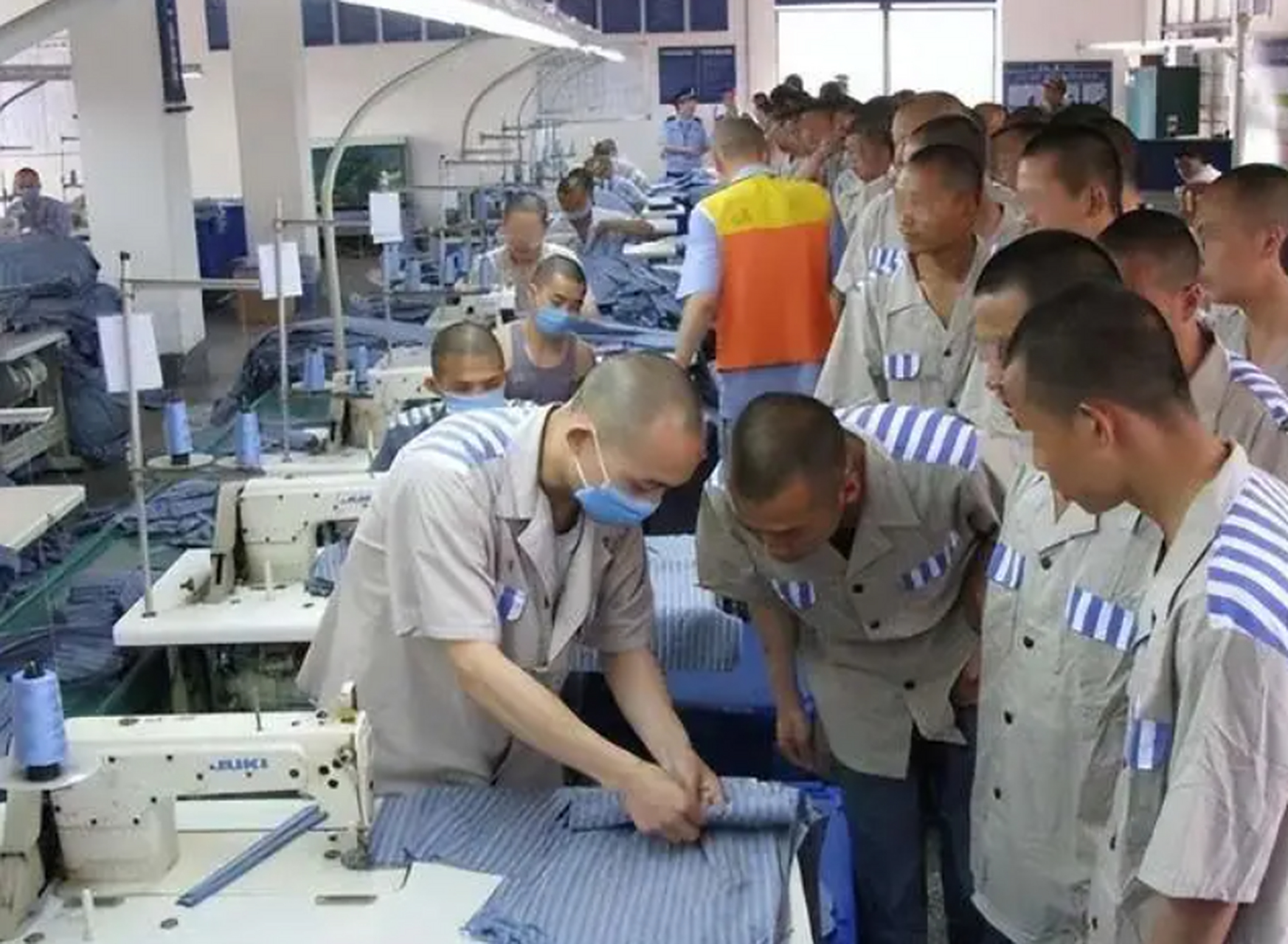 服刑人员在监狱中会被分配到不同的监区,包括入监监区,普通监区,食堂