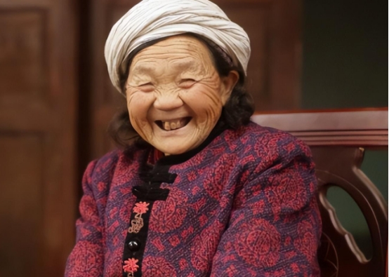 83岁外婆住我家20年没出一分钱,她去世后,在床头柜发现3个袋子