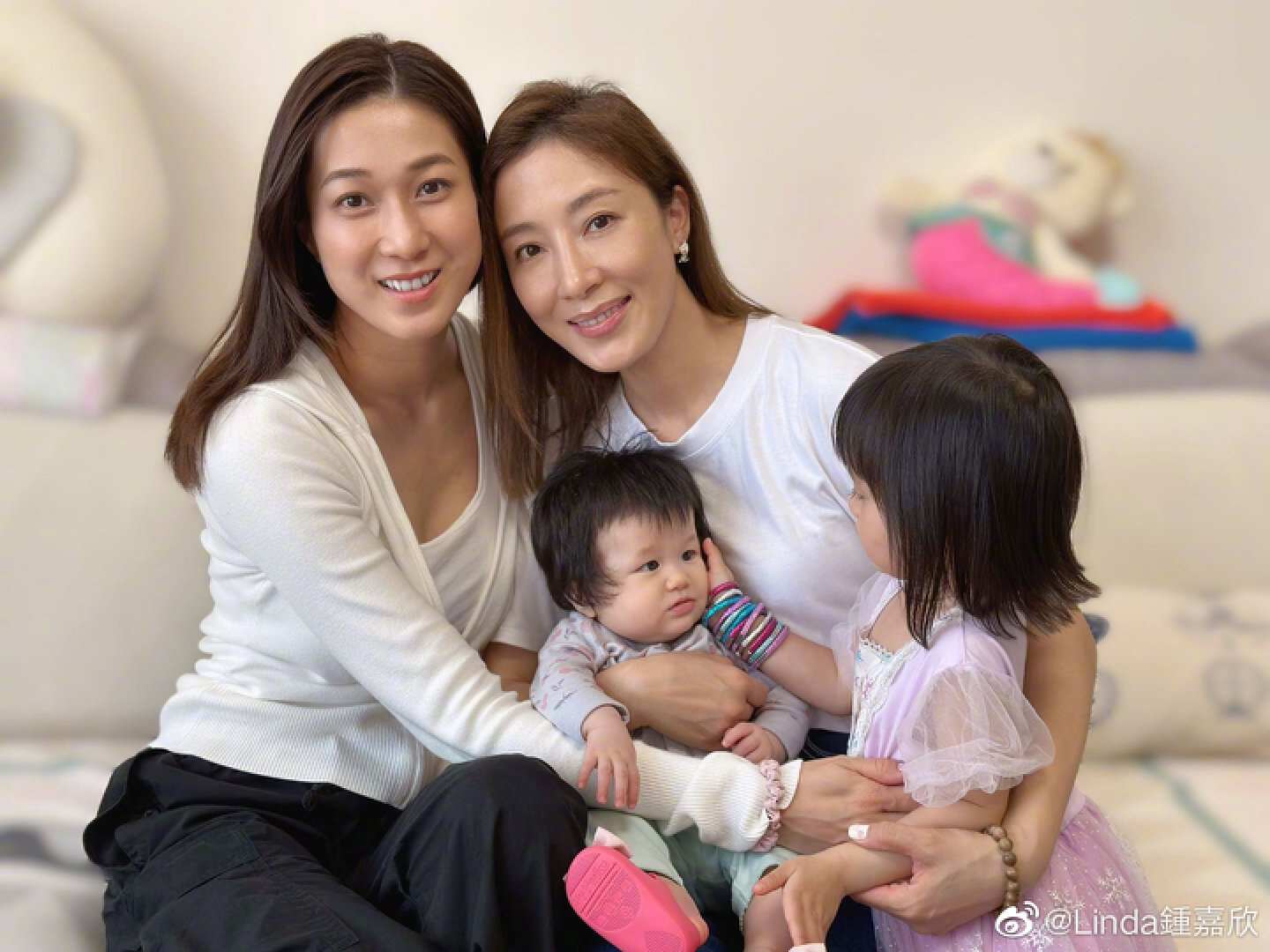 tvb前花旦钟嘉欣晒泳装照!白皙大长腿吸睛,与闺蜜水上嬉戏打闹