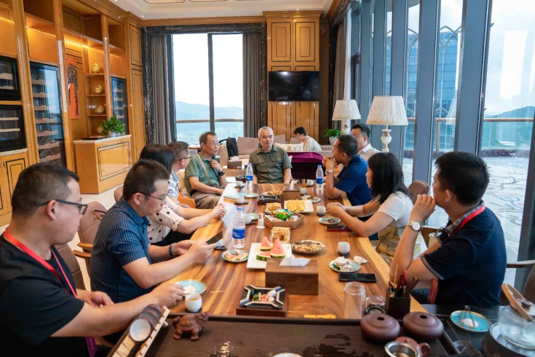 国维集团:全国乡镇长代表莅临梧桐树大厦参观考察